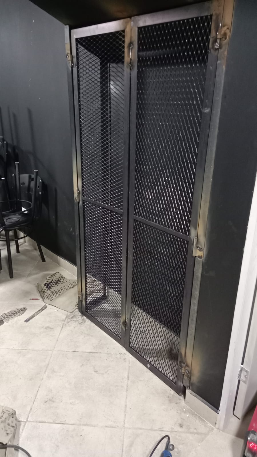 Instalación de puerta metálica reforzada en Medellín