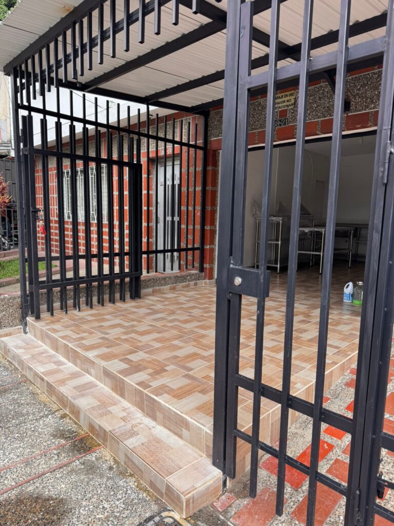 Soldador en Medellín reparando puertas y rejas.