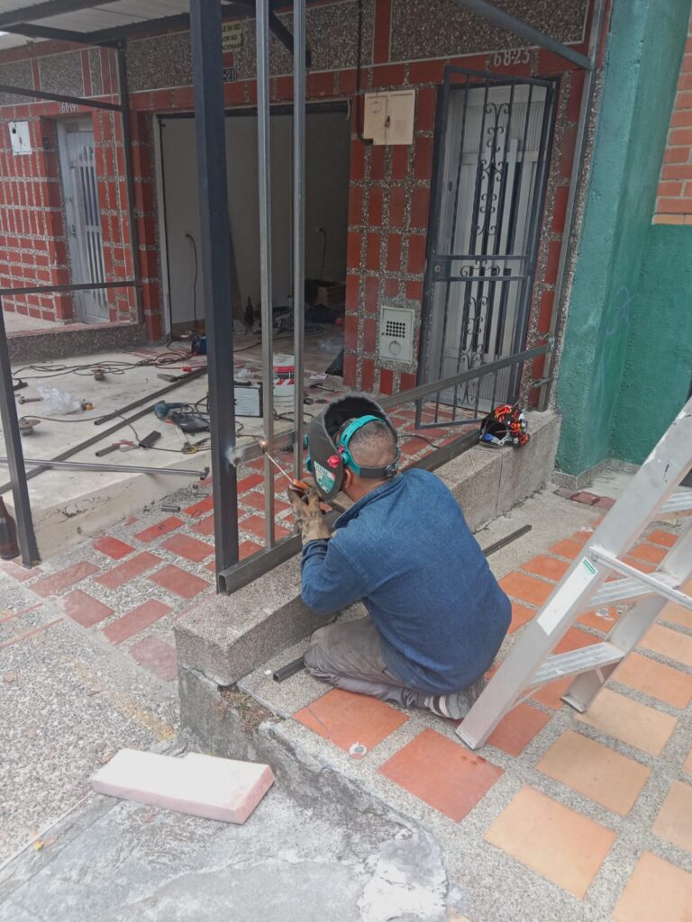 Soldador en Medellín en trabajos de ornamentación metálica