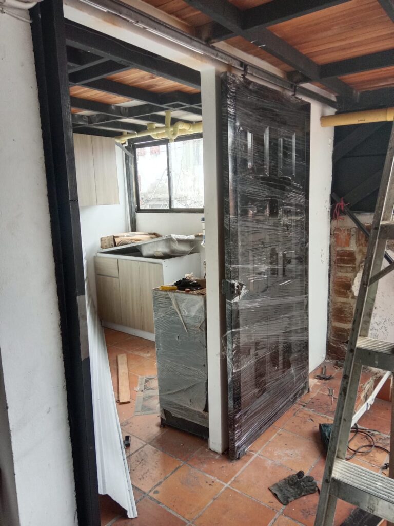 soldador en medellin puerta metálica tipo granero Medellín