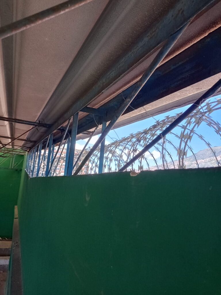 Diseño moderno de reja con serpentina metálica en Medellín.