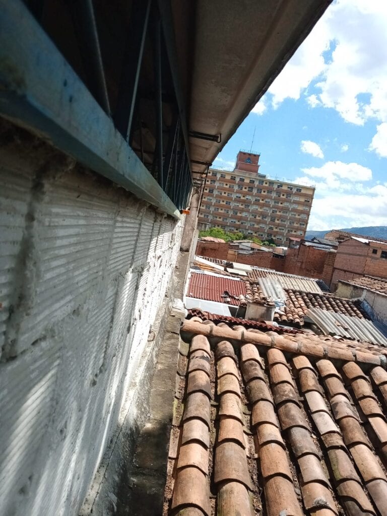 Instalación de serpentina metálica en Medellín para seguridad residencial.