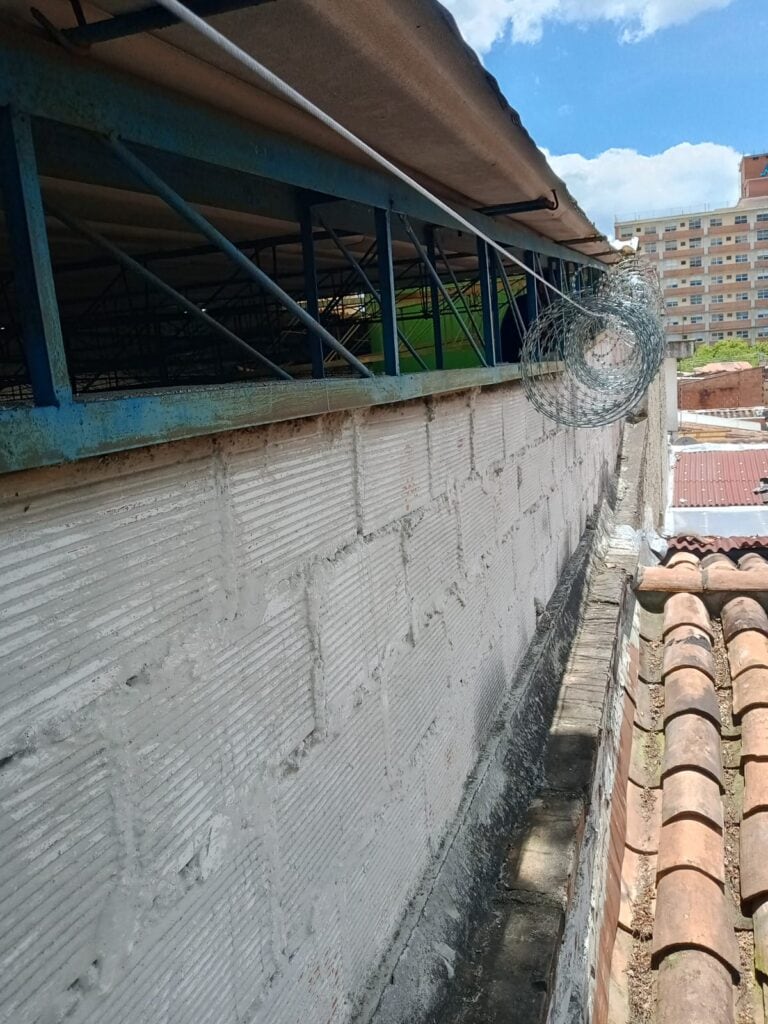 Detalle de trabajo en serpentina metálica instalada en una casa de Medellín.