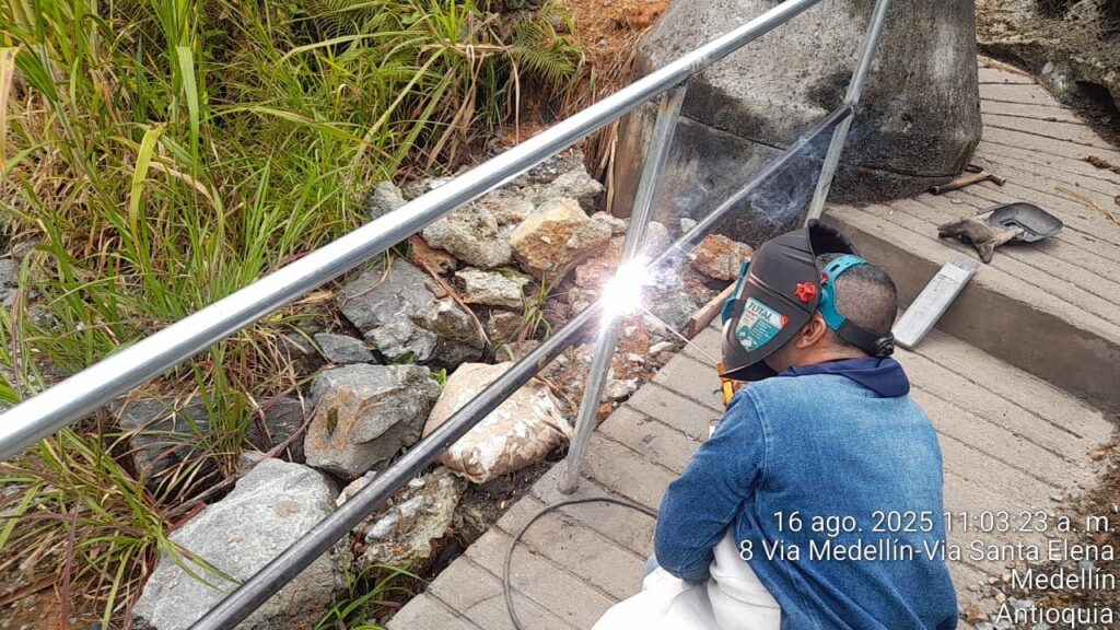 Trabajo terminado de pasamanos metálico en pendiente, fabricado por soldador en Medellín.