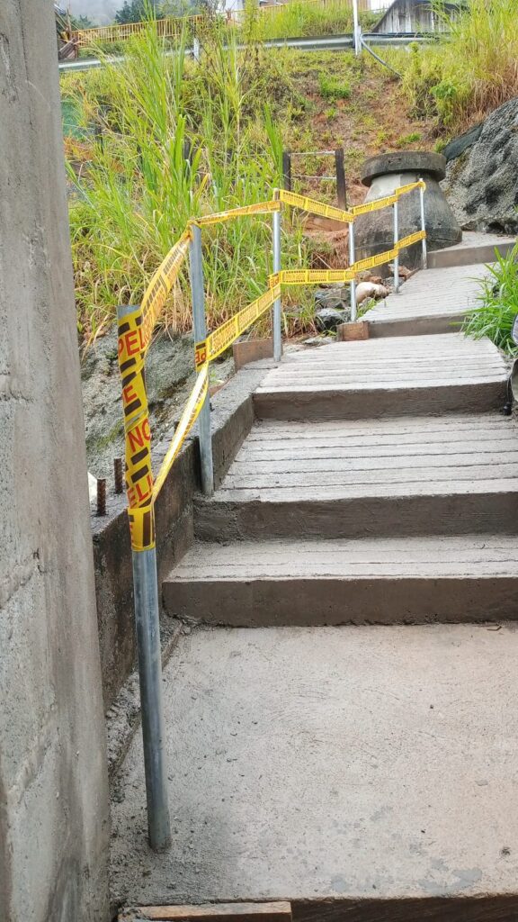 Soldador en Medellín realizando instalación de baranda metálica con soldadura profesional.