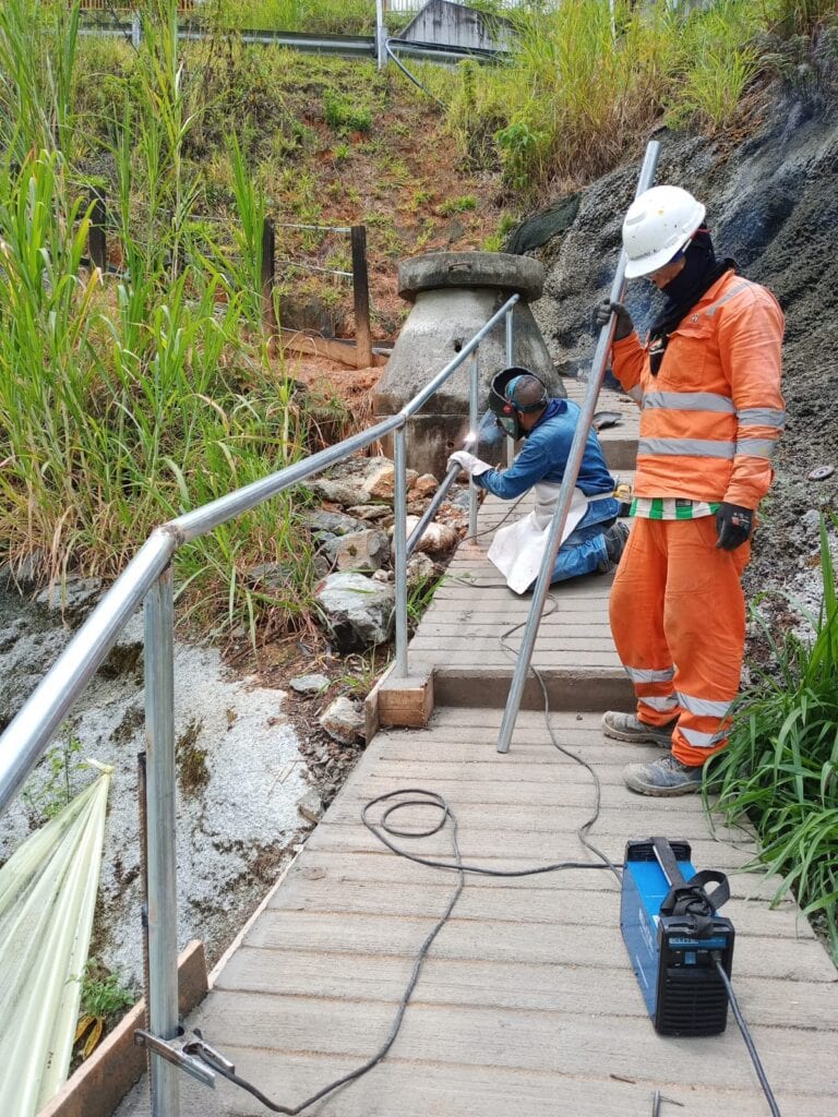 Estructura metálica de pasamanos pintada con anticorrosivo por soldador en Medellín.