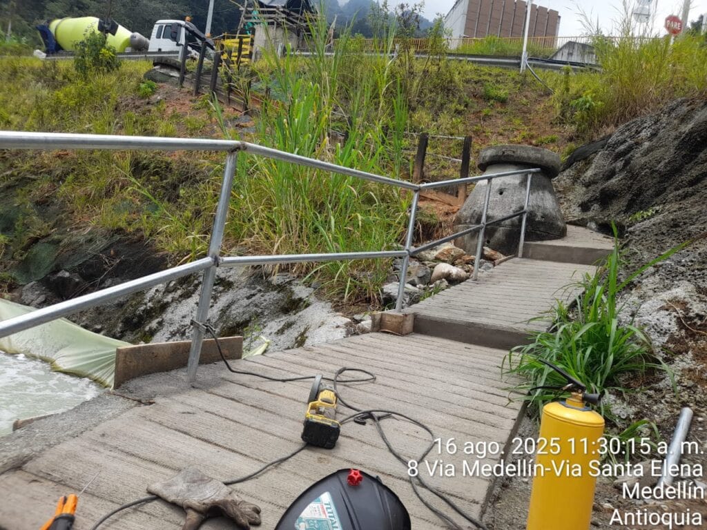 Pasamanos metálico instalado por soldador en Medellín en sendero peatonal de Santa Elena.