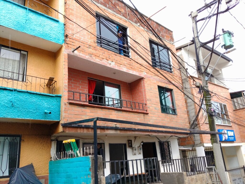 Cubierta metálica en acero con acabado negro instalada por soldador en Medellín.