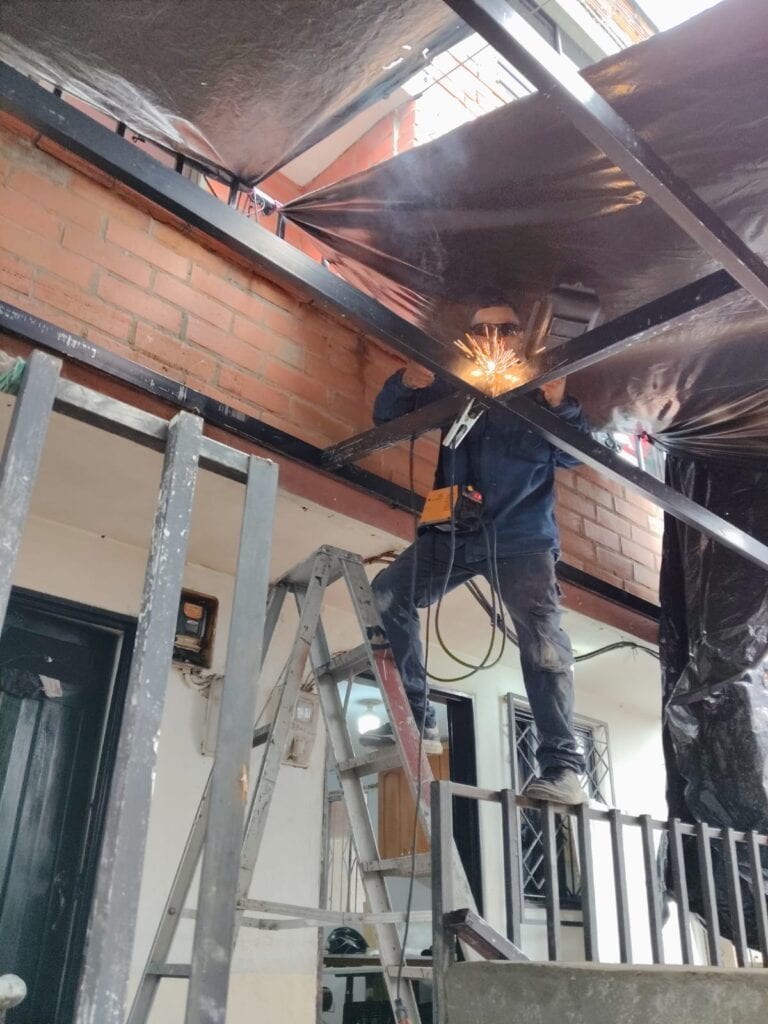 Estructura metálica para cubierta fabricada e instalada por soldador en Medellín