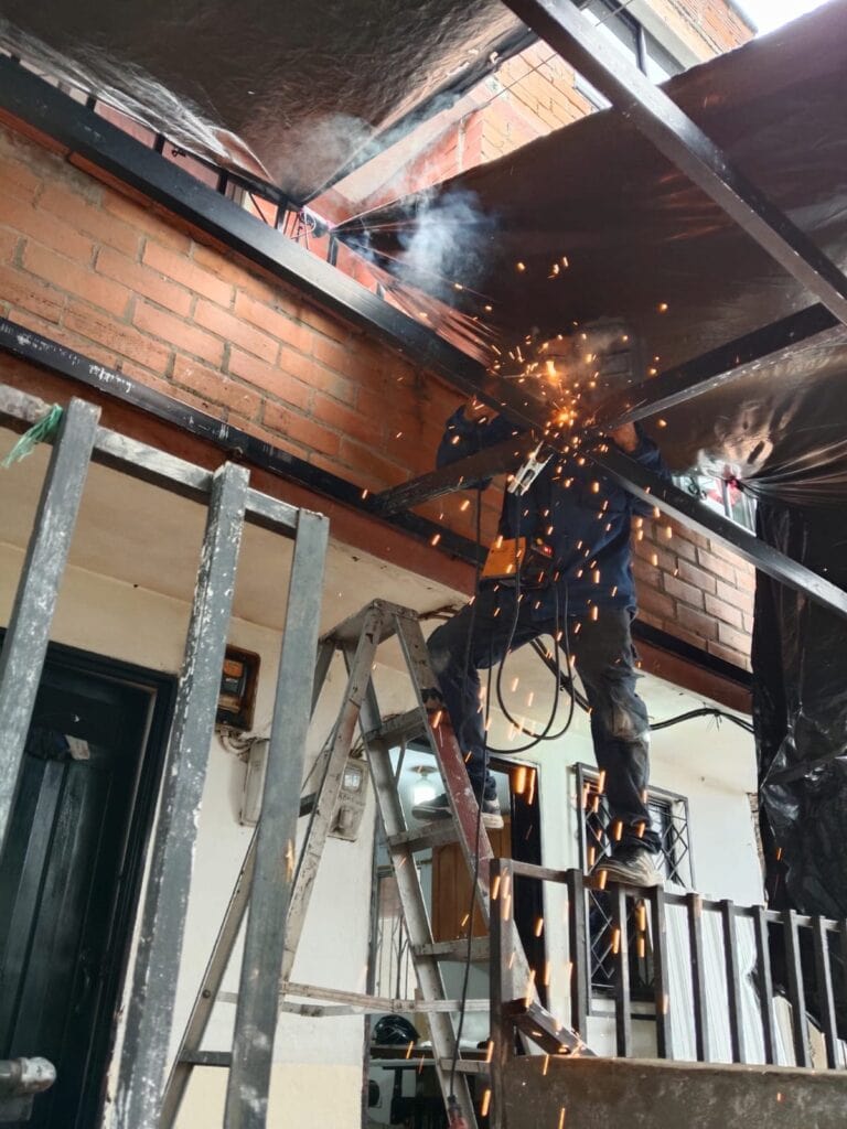 Detalle de soldadura en cubierta metálica instalada en Belén por soldador en Medellín.